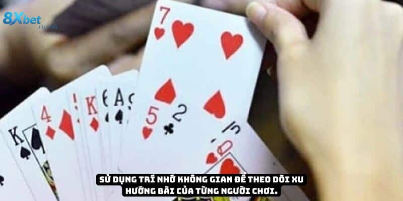 Chiến thuật ghi nhớ bài Tiến Lên bằng cách quan sát đối thủ.