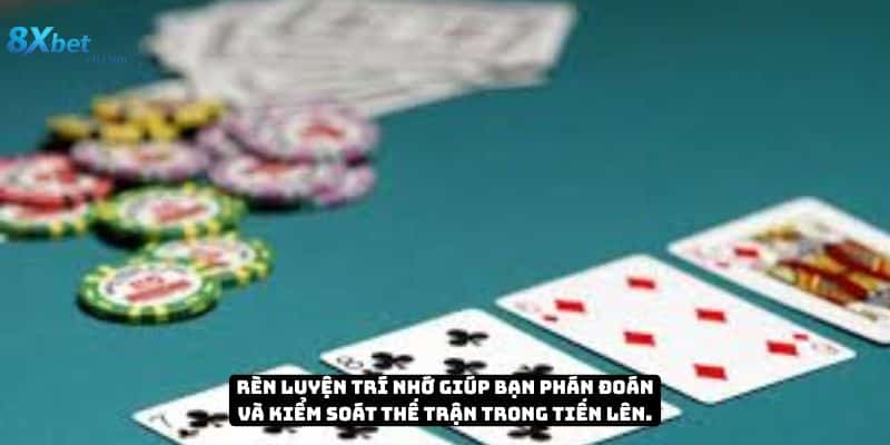 Người chơi Tiến Lên học cách ghi nhớ bài để ra bài chiến lược.